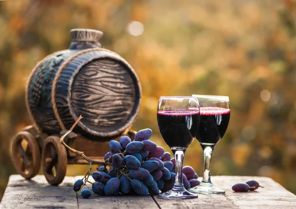 Bicchieri Vino Rosso Con Uva Botte Vigneto Mattina Autunno Bellissimo — Foto Stock