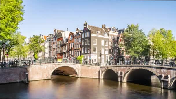 Amsterdam, Holandia, Timelapse - Amsterdam budynki miasta timelapse nad brzegiem kanału w słoneczny dzień — Wideo stockowe
