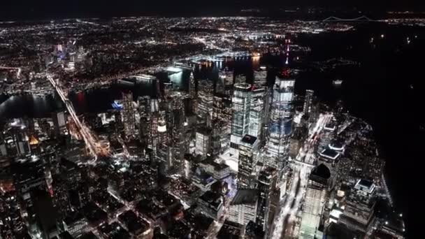 New York, USA, video in tempo reale - Video aereo grandangolare del One World Trade Center di notte visto da un elicottero — Video Stock