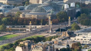 Paris, Fransa, Timelapse - Montparnasse Kulesi 'nden gün içinde Paris' teki Alexander III köprüsü