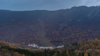Mont-Tremblant, Kanada, Timelapse - Yağmurun altındaki ikonik Mont-Tremblant Kayak İstasyonu