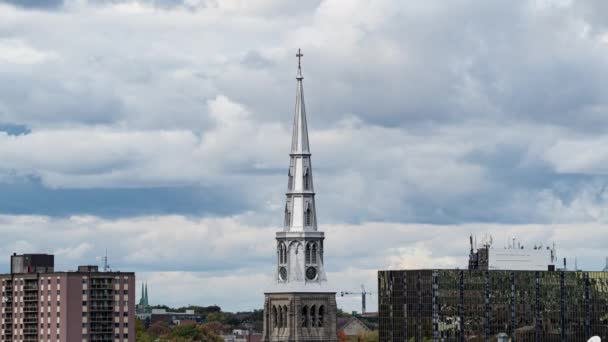 Montreal, Canada, Timelapse - Una chiesa a Montreal durante il giorno — Video Stock