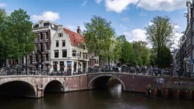 Amsterdam, Hollanda, Timelapse - Amsterdam şehir binaları kanal rıhtımında zaman atlaması