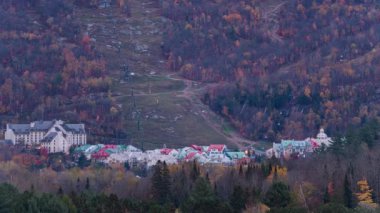 Mont-Tremblant, Kanada, Timelapse - Gündüzden geceye ikonik Mont-Tremblant Kayak Merkezi
