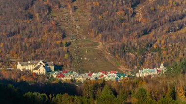 Mont-Tremblant, Kanada, Timelapse - Gün batımında ikonik Mont-Tremblant Kayak İstasyonu