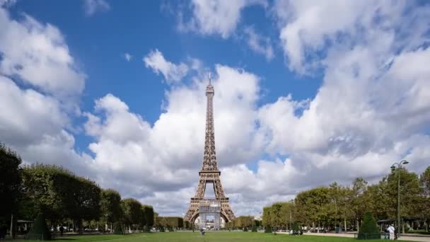 Paris, Frankreich, Zeitraffer - Der Champ de Mars und der Eiffelturm am Tag — Stockvideo