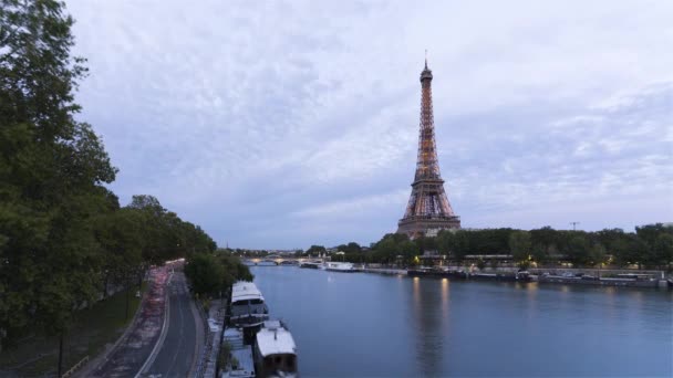 Parijs, Frankrijk, Timelapse - De Seine en de Eiffeltoren van dag tot nacht — Stockvideo