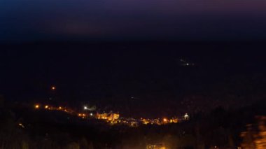 Mont-Tremblant, Kanada, Timelapse Sunrise 'daki ikonik Mont-Tremblant Kayak İstasyonu