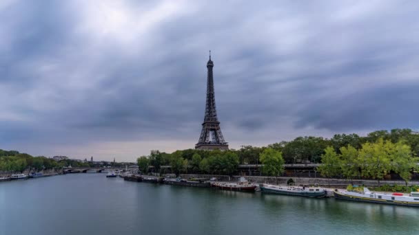 Parijs, Frankrijk, Timelapse - De Eiffeltoren van dag tot nacht gezien vanaf de Pont de Bir-Hakeim — Stockvideo