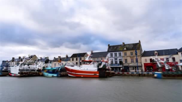 Port-en-Bessin-Huppain, Frankrike, Timelapse - Hamnen i Port en Bessin och fiskebåtarna under en molnig dag — Stockvideo