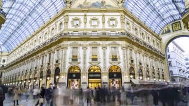 Milan, İtalya, Timelapse - Milano 'daki Orta Galeri Vittorio Emanuele II' nin geniş açılı görünümü