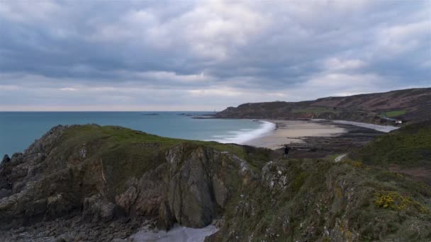 La Hague, France, Timelapse - Vue grand angle de la Baie d "Écalgrain à Auderville pendant la journée — Video