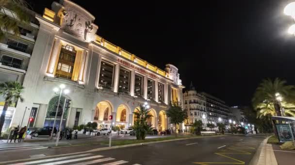 Νίκαια, Γαλλία, Timelapse - Ευρεία γωνία του Palais de la Mediterranee δίπλα από το Promenade des Anglais στη Γαλλία τη νύχτα — Αρχείο Βίντεο