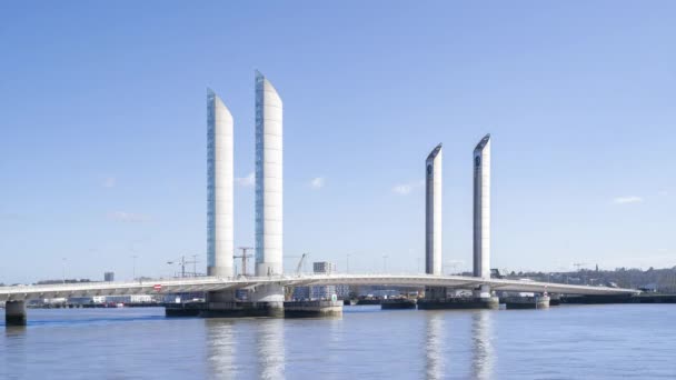 Бордо, Франция, Timelapse - Мост Жак Шабан Дельмас днем — стоковое видео