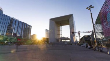 Paris La Defense, Fransa, Timelapse - Paris 'in finansal kargaşasının Büyük Kemeri' nden gece gündüz görüldüğü gibi la Defense