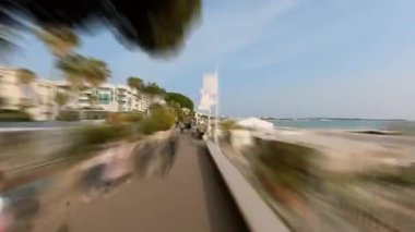 Cannes, Fransa, Hyperlapse - Cannes 'da gün içinde Croisette sokaklarının yaya geçidinde ilk kişi hipervane oldu