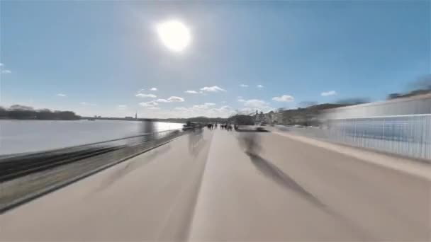 Bordeaux, Francia, Hyperlapse - Iperlasso in prima persona delle strade pedonali del Quai des Chartrons a Bordeaux durante il giorno — Video Stock