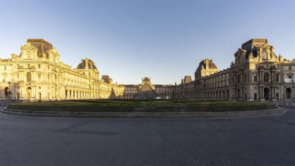 Parijs, Frankrijk, Timelapse - Het Louvre museum in Parijs van dag tot nacht — Stockvideo