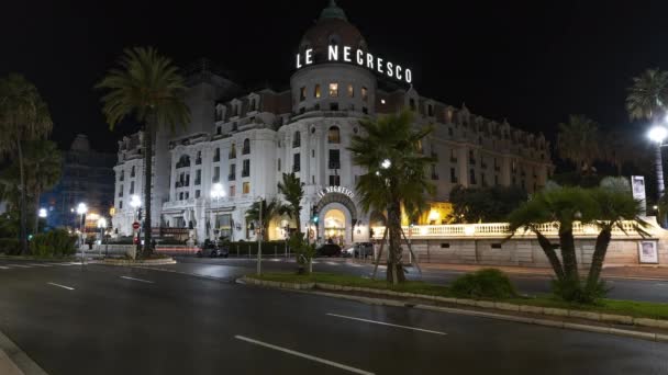 Niza, Francia, Timelapse - El palacio Negresco al lado del Promenade des Anglais en Niza por la noche — Vídeos de Stock