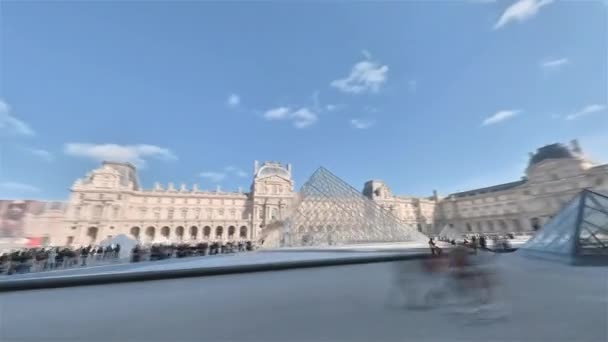 Paris, Fransa, Hyperlapse - Güneşli bir günde Paris 'te Louvre' da ilk kişi hipervane oldu — Stok video