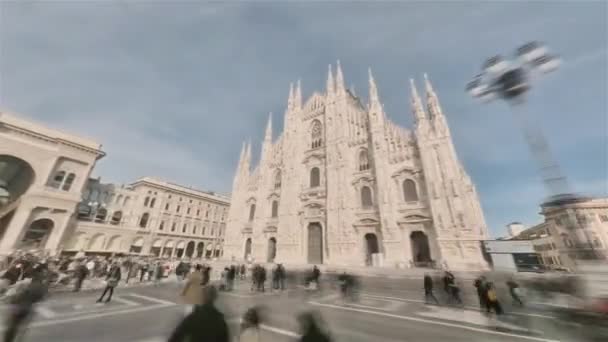 Mediolan, Włochy, Hyperlapse - Pierwsza osoba hiperlapse Galleria Vittorio Emanuele i Piazza Duomo w Mediolanie w słoneczny dzień — Wideo stockowe