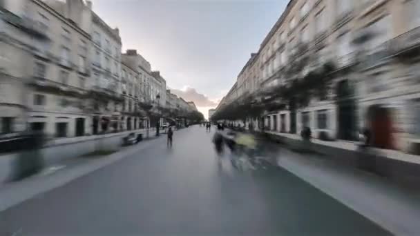 Bordeaux, Frankrijk, Hyperlapse - Eerste persoon hyperlapse van de voetgangersstraten van de nationale opera in Bordeaux gedurende de dag — Stockvideo