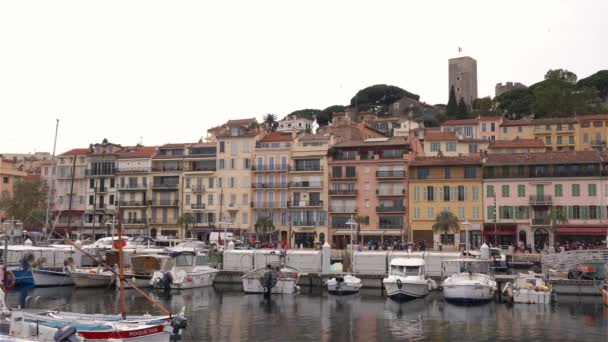 Cannes, Frankrike, Video - Den gamla hamnen i Cannes under en solig dag — Stockvideo