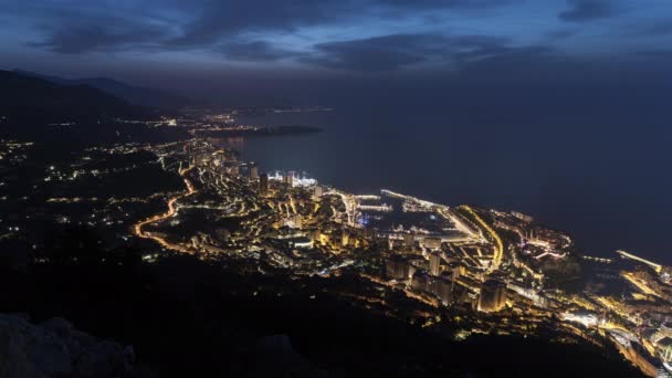 Monaco, Monaco, Timelapse - Het vorstendom Monaco bij zonsopgang gezien vanuit het dorp La Turbie in Frankrijk — Stockvideo