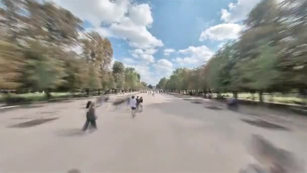 Paris, Frankreich, Hyperlapse - Hyperlapse der ersten Person des Jaridn des Tuileries in Paris an einem sonnigen Tag — Stockvideo