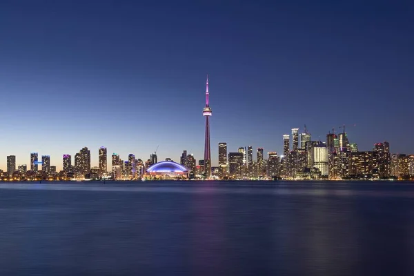 Toronto 'nun gökyüzü alacakaranlıkta Merkez Adası' ndan görüldüğü gibi — Stok fotoğraf