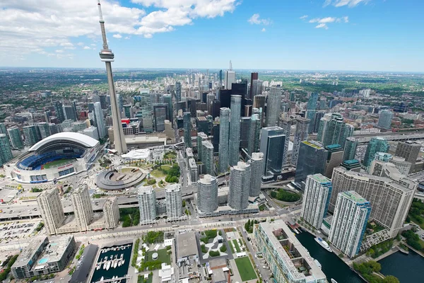 Gündüz boyunca CN Kulesi ve Roger Merkezi