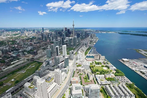 El oeste de Toronto visto desde la orilla del lago — Foto de Stock