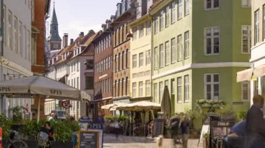 Kopenhag, Danimarka, Timelapse - Nyhavn Rıhtım Kanalı ve eğlence bölgesinde takılan insanlar