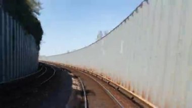 Kopenhag, Danimarka, Hyperlapse - Kopenhag metrosunun güneşli bir gününde POV 'un açık hava görüntüsü