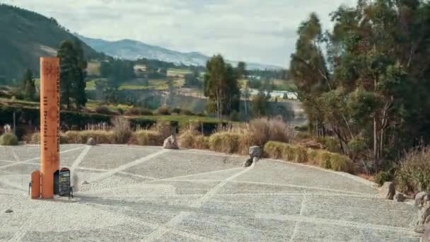 Cayambe, Ecuador, Timelapse - Den Quitsato Sundial med skuggorna rörelse linje under dagjämningen dag — Stockvideo