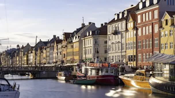 Kopenhaga, Dania, Timelapse - Ludzie spacerujący nad kanałem Nyhavn przed zachodem słońca — Wideo stockowe