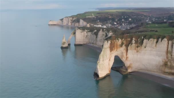 Etretat, Francia, Vídeo - Vista aérea de los acantilados de tiza de Etretat durante un día soleado — Vídeo de stock