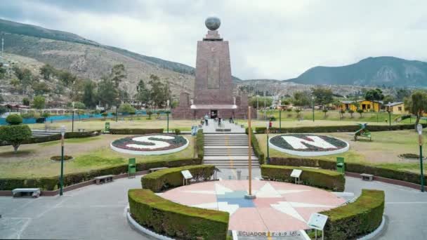 Quito, Ecuador, Timelapse - The Mitad del Mundo site in the Ecaudorian capital during a cloudy day — Stock videók