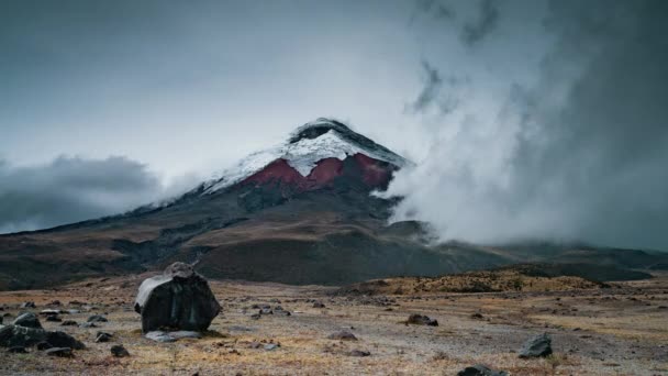 ภูเขาไฟในพัสดุแห่งชาติ Cotopaxi เรียกว่า ภูเขา Cotopaxi ระหว่างวันพายุ — วีดีโอสต็อก