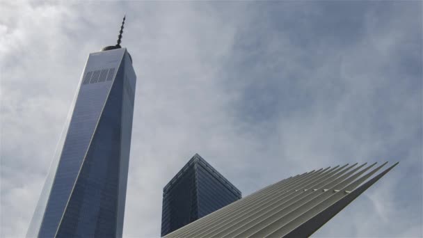 纽约，美国，时间流逝-一个世界贸易中心在阳光灿烂的日子里 — 图库视频影像
