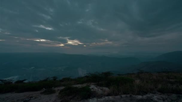 キト、エクアドル、タイムラプス-丘の上からキトの山の中の日の出 — ストック動画