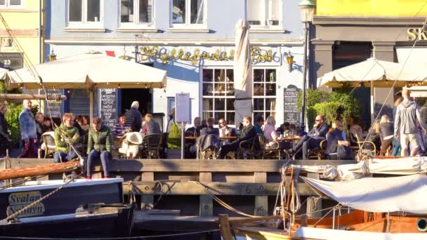 Copenhague, Dinamarca, Vídeo - Pessoas que se refrescam no canal The Nyhavn Waterfront e no distrito de entretenimento — Vídeo de Stock