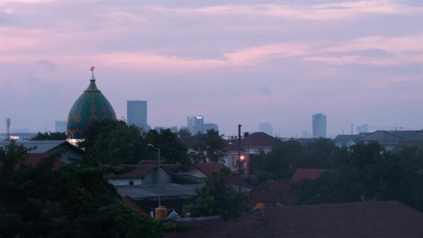 Surabaya, Indonesien, Zeitraffer - Die Stadt Surabaya von Tag bis Nacht mit einer Moschee im Vordergrund — Stockvideo