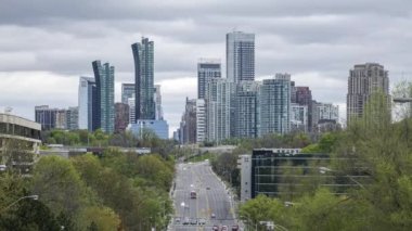 Toronto, Kanada, Timelapse - Yonge Caddesi 'nin Kuzey York' taki trafiği