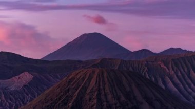 Bromo Tengger Semeru Ulusal Parkı, Endonezya, Timelapse - Güneş doğarken Bromo Dağı yanardağına yakın çekim