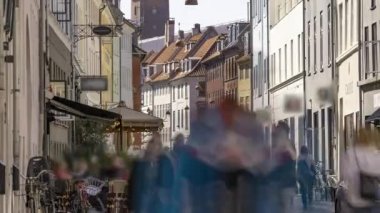 Kopenhag, Danimarka, Timelapse - Poeple, güneşli bir günde Danimarka başkentinin yaya caddesinde yürüyor
