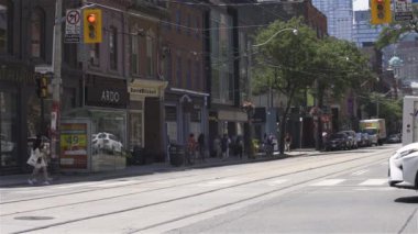 Toronto, Kanada, Video - Güneşli bir günde Queen Street West 'in şehir hayatı