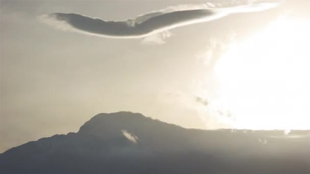 Cayambe, Ekvádor, Timelapse - Cayambe sopka ze dne na den se slunečními paprsky — Stock video