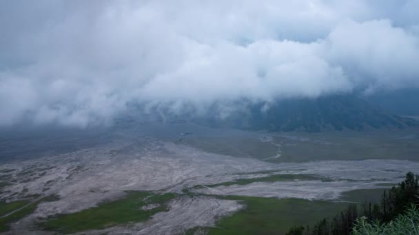 Park Narodowy Bromo Tengger Semeru, Indonezja, Timelapse - Krater wulkanu w pochmurny dzień — Wideo stockowe