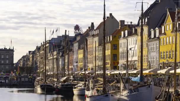 Copenhague, Dinamarca, Timelapse - O canal à beira-mar Nyhavn e o distrito de entretenimento durante um dia ensolarado — Vídeo de Stock
